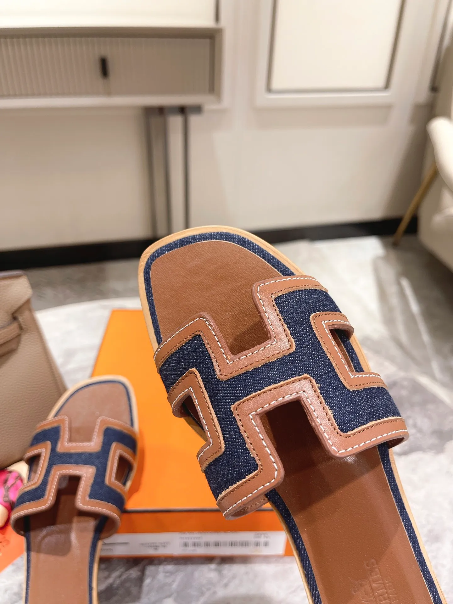 👟👟Ex-factory price 400👟👟 Genuine leather sole +50 New model for early spring, (high-end splicing and oil edge technology) newly revised version (Hermès), upgraded packaging, upgraded version and workmanship materials. Hermes®🔴The highest version of handmade shoes on the market✨✨ Top product Hermès slippers🐎 The new high-end fashion is the same as the original version, purely handmade by masters! ❥High-end customization, the highest version in the industry⚠❥Using: Hermers upper: Italian imported cowhide + original custom-grade Australian sheepskin feet + genuine leather outsole (pursuing top walking comfort) Hermes━━━━━ size: 35-40 (34.41.42 custom-made, non-returnable) Genuine leather sole Rubber sole